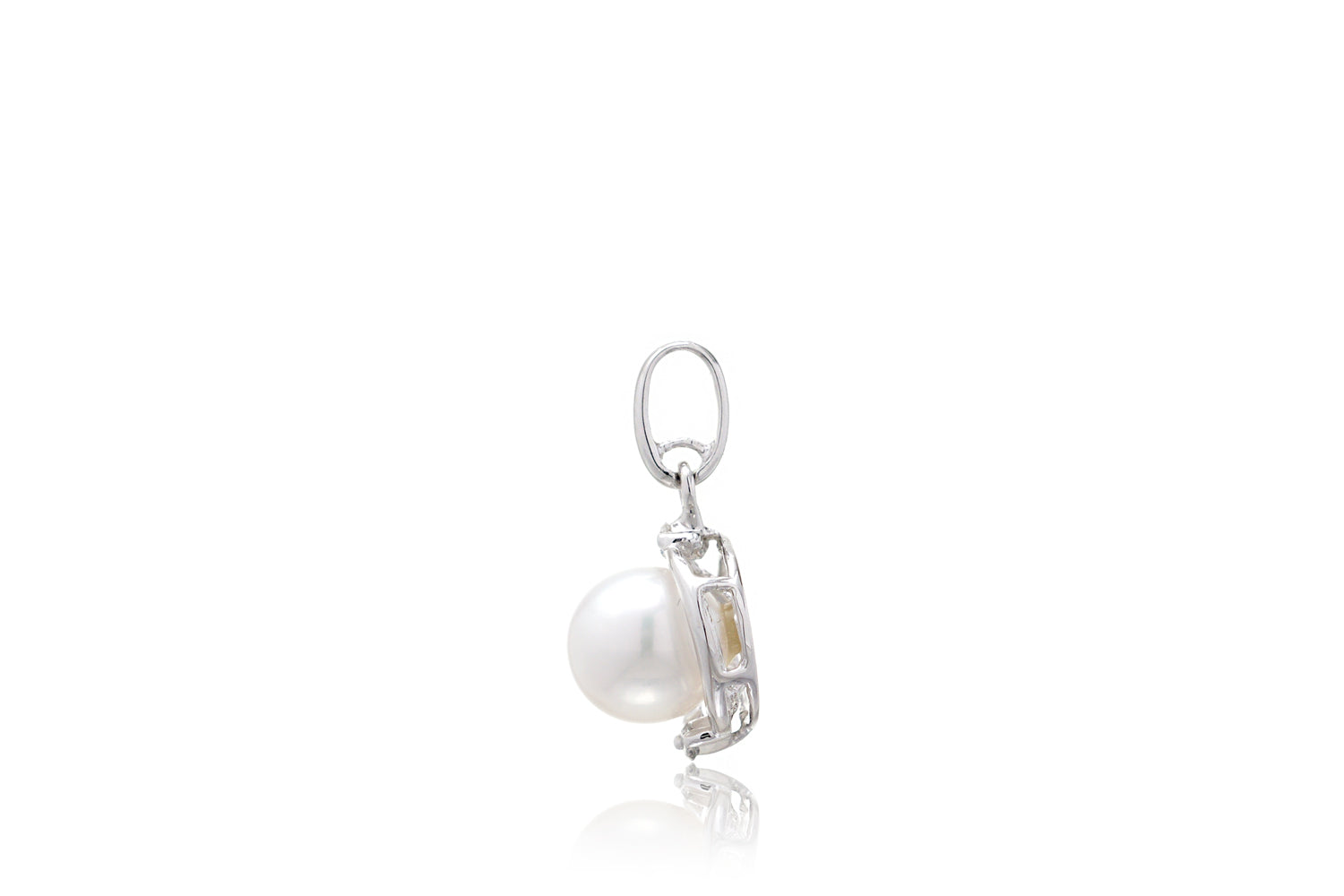 The Embraced Pearl Pendant (6.5mm)