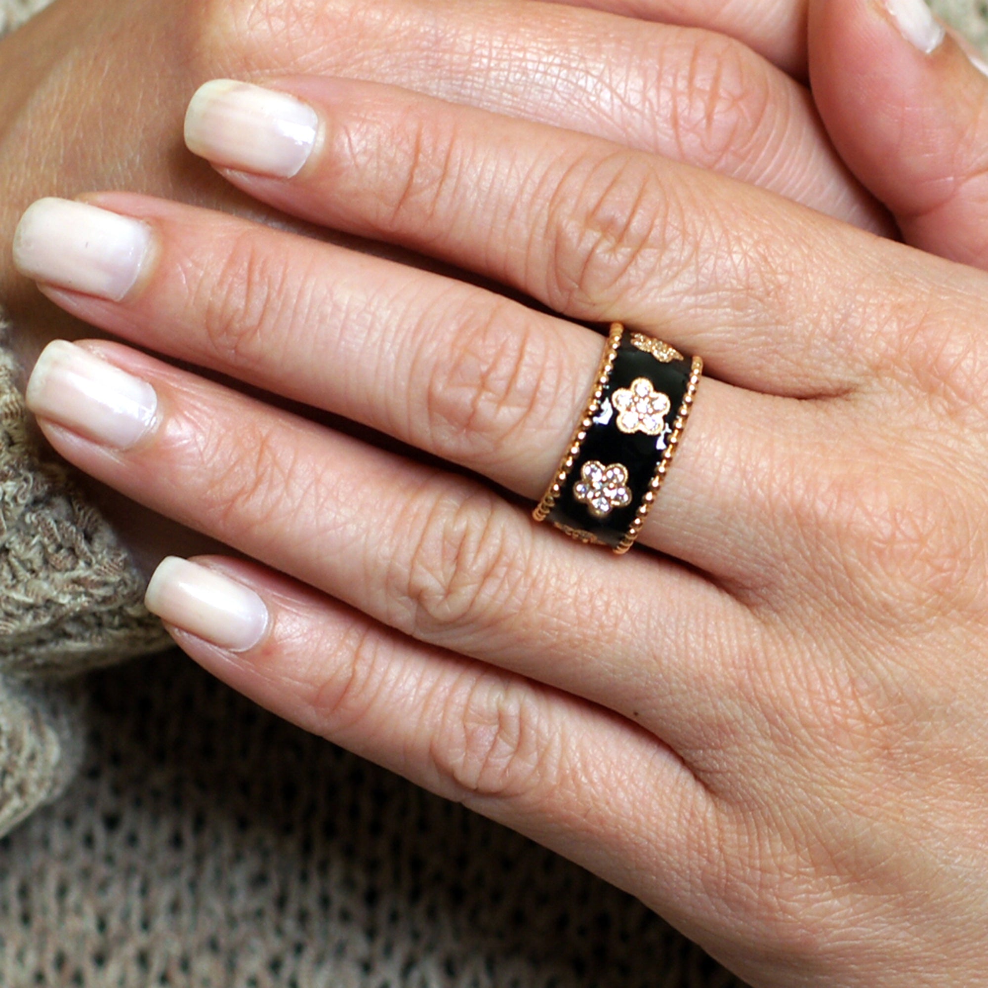 Clover diamond and with black enamel in rose gold